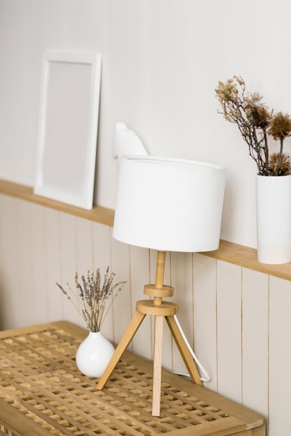 Lampada da tavolo lavanda in un vaso bianco nell'arredamento del soggiorno in una cornice Mockup in stile scandinavo minimalista