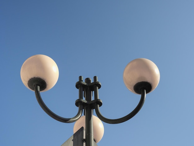 Lampada di strada sul cielo blu