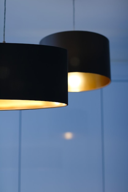 Lampada dorata in una stanza elegante e moderna illuminazione per la casa