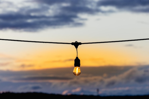 Lampada elettrica sullo sfondo del cielo al tramonto