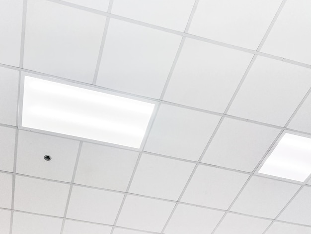 Lampada fluorescente sul soffitto moderno