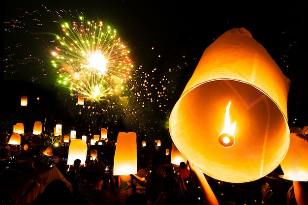 Lampada galleggiante in yee peng festival in giornata krathong loy, festa dei fuochi d&#39;artificio