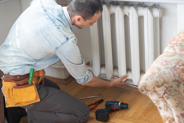 Lampada manuale elettrica, faretto. Il concetto di riparazione e manutenzione.