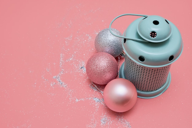 Lampada menta e palline rosa. vista dall'alto flatlay di Natale sul rosa. copia spazio