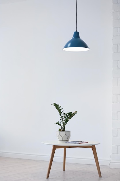 Lampada moderna con pianta sul tavolo per interni