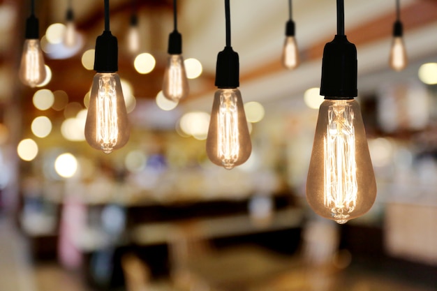 Lampada per l&#39;illuminazione vintage nel bar del ristorante e spazio copiato per disegnare nel tuo lavoro.