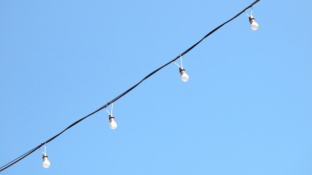 Lampada sul fondo del cielo blu