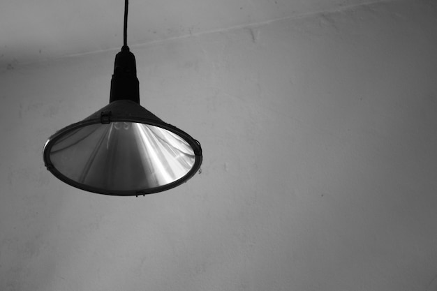 Lampada vintage nella stanza - monocromatica