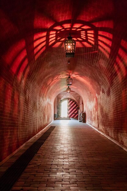 Lampadari antichi di lampade nella prigione della caverna