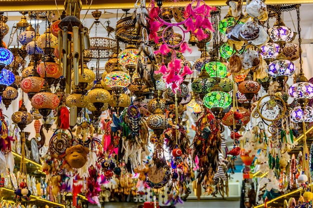 Lampadari tradizionali turchi in vendita al bazar