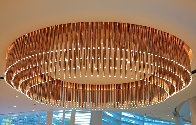 Lampadario bellissimo cerchio sul soffitto.