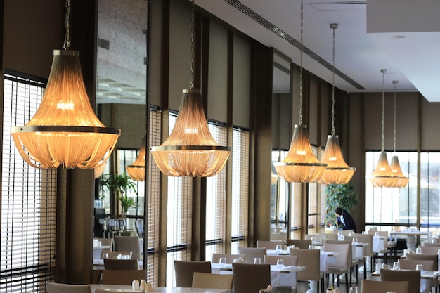 lampadario da notte vintage a soffitto in un ristorante