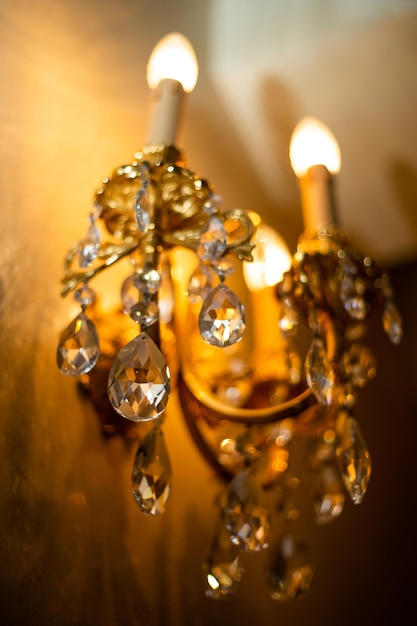 Lampadario di cristallo squisito costoso in stile vittoriano
