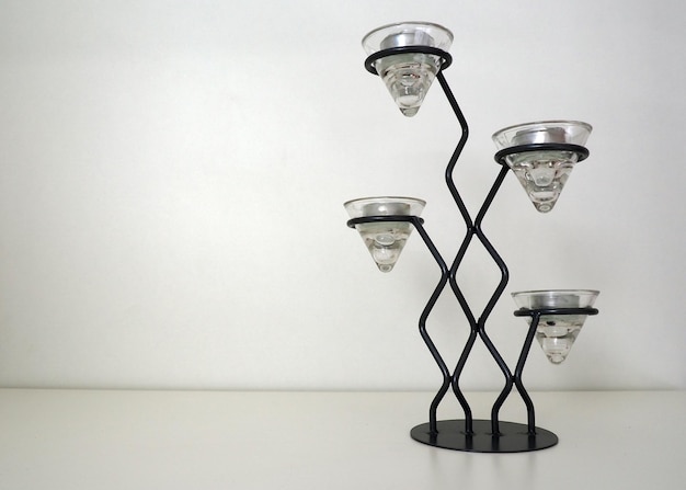 Lampadario moderno in metallo alto con supporti in vetro per piccole candele in confezione di alluminio Posto per testo Sfondo bianco Spazio per la copia