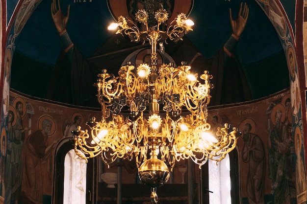 Lampadario nel monastero di ostrog sullo sfondo delle icone montenegro