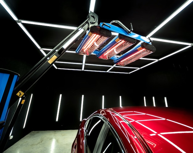 Lampade a infrarossi per l'asciugatura di parti della carrozzeria dell'auto dopo l'applicazione del rivestimento save gloss