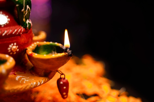 Lampade a olio tradizionali con decorazioni floreali per il diwali del festival indiano.