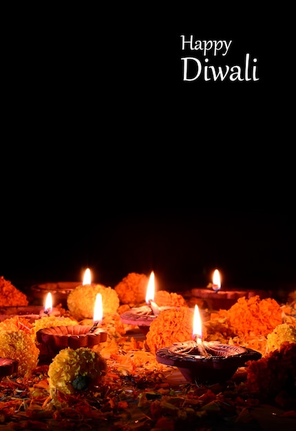 Lampade Clay diya accese durante la celebrazione del Diwali. Greetings Card Design Indian Hindu Light Festival chiamato Diwali