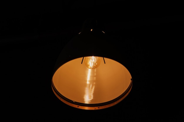 Lampade da interni a sospensione vintage con sfondo nero, lampada ad incandescenza.