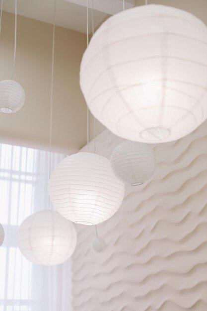 Lampade di carta beige in interni moderni e accoglienti