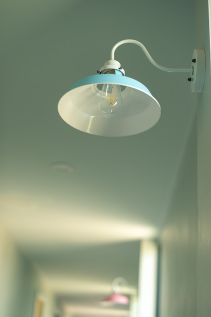 Lampade in stile moderno decorate nell'edificio