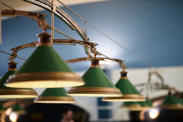 lampade nel club di biliardo Closeup di lampade appese su un tavolo da biliardo