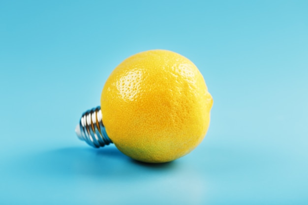 Lampadina del limone su una priorità bassa blu