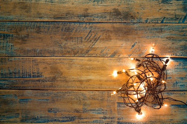 Lampadina di Natale sul tavolo di legno. Buon Natale (natale) sfondo - stili rustici e vintage