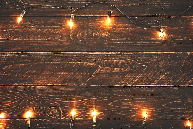 Lampadina di Natale sul tavolo di legno. Meraviglioso natale (xmas) sfondo. topview, design confine - stili rustici e vintage