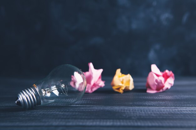 Lampadina e fogli stropicciati