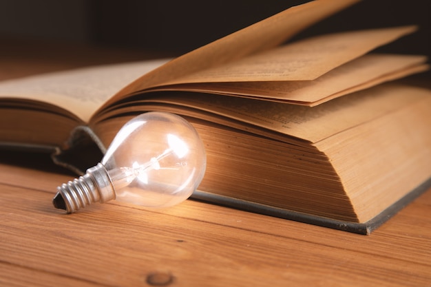 Lampadina e libro sul tavolo nuove idee