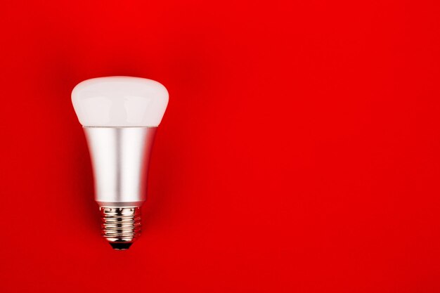 Lampadina wifi a risparmio energetico su sfondo rosso