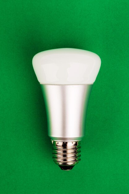 Lampadina wifi a risparmio energetico su sfondo verde