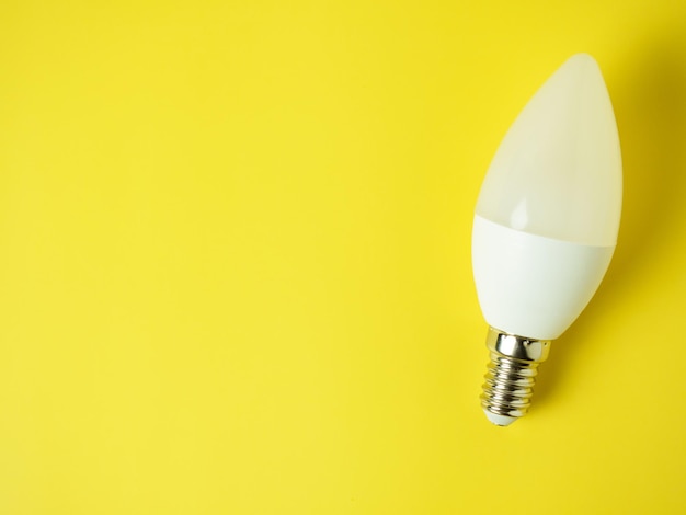 Lampadine a LED su sfondo giallo Lampadine a risparmio energetico e rispettose dell'ambiente