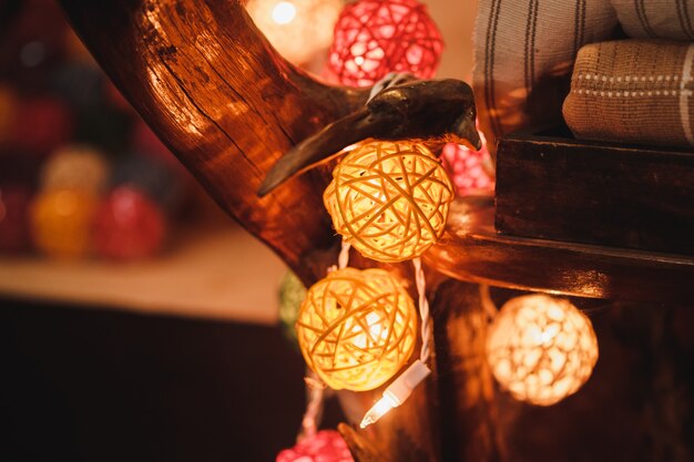 Lampadine colorate a sfera di cotone con sfondo bokeh.