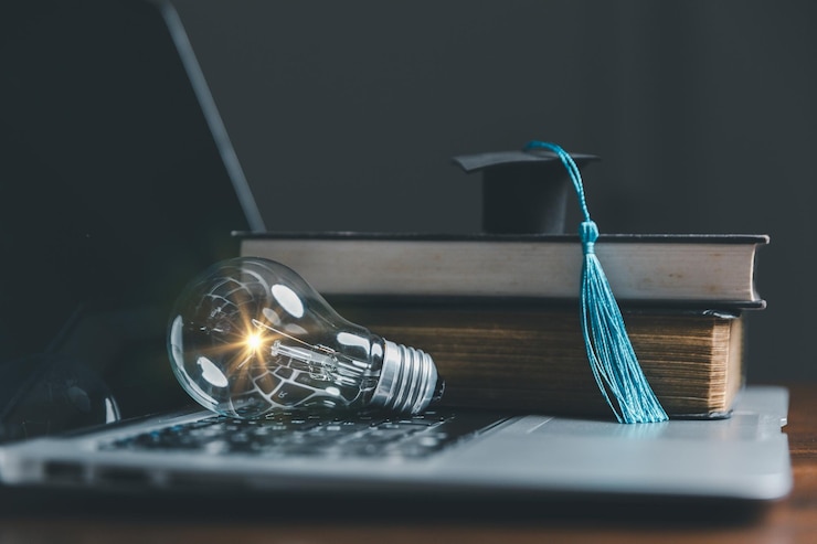 Foto lampadine e libri con cappello di laurea concetto di lettura di libri conoscenza e ricerca di nuove idee innovazione e ispirazione creatività con luci scintillanti l'ispirazione delle idee