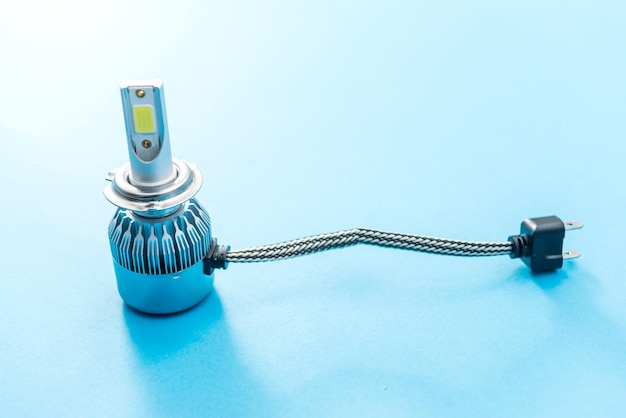 Lampadine elettriche a diodi per la riparazione di lampade per auto. Lampade automobilistiche moderne con fili ed elementi di collegamento. Attrezzatura per lampadine