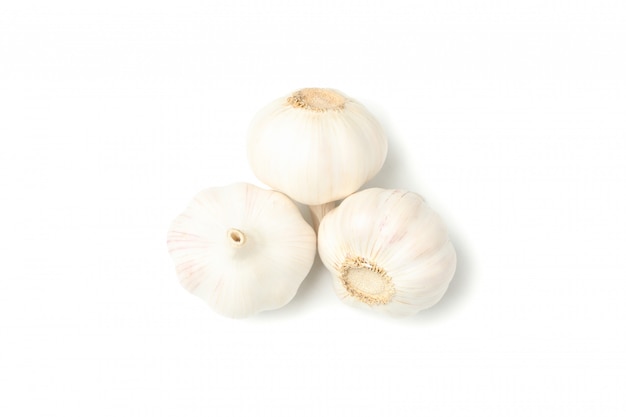 Lampadine fresche dell'aglio isolate su bianco