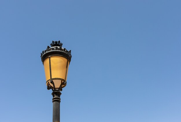 Lampione classico sopra un cielo molto blu.