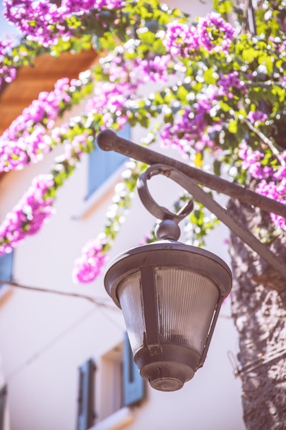 Lampione con fiori in un idilliaco villaggio italiano