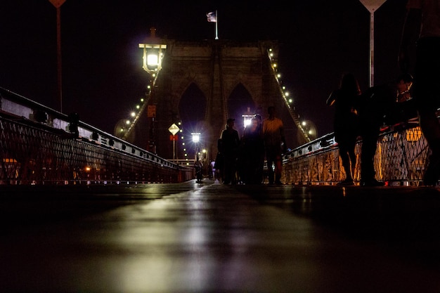 Lampione illuminato di notte