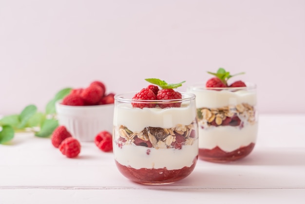 lampone fresco e yogurt con muesli - stile di cibo sano