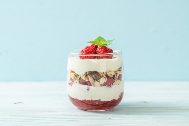 lampone fresco e yogurt con muesli - stile di cibo sano