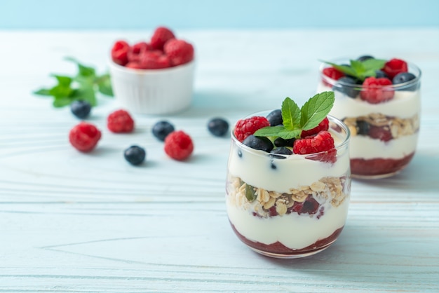 Lamponi e mirtilli fatti in casa con yogurt e muesli