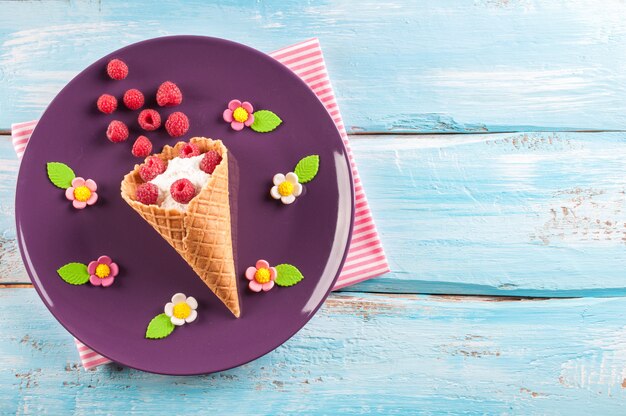 Lamponi e ricotta nel cono gelato per la colazione dei bambini