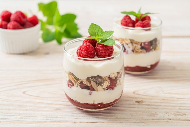 Lamponi freschi e yogurt con muesli - Stile di cibo sano