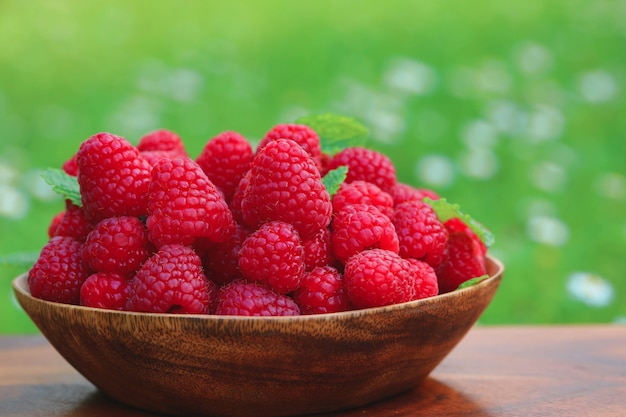 Lamponi maturi su bolw sulla natura. Concetto di mangiare sano