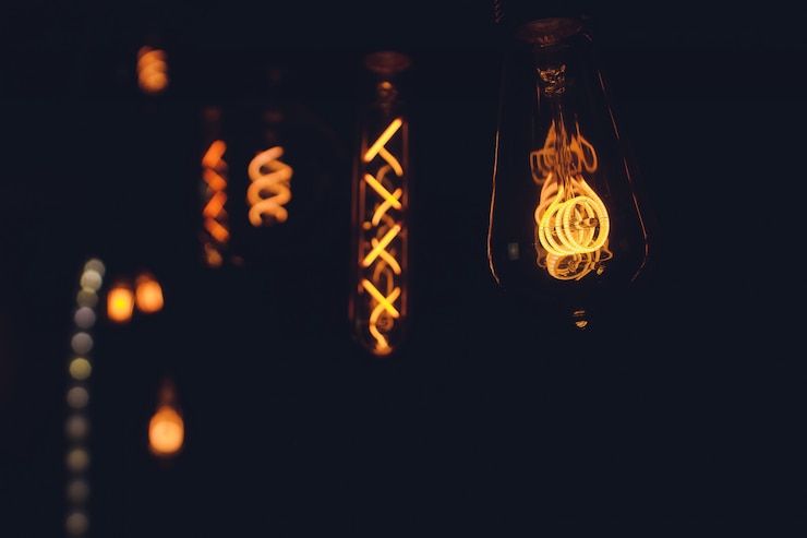 Photo lampu pijar edison dekorasi retro vintage pada latar belakang dinding bata. dekorasi pencahayaan.