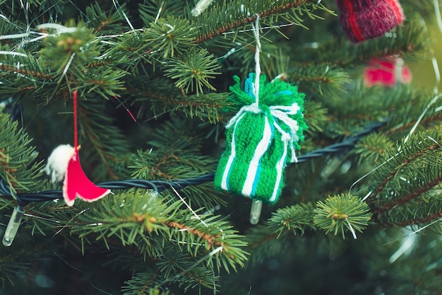 Lana fatta a mano decorazione su un albero di natale filato fai da te all'aperto artigianato idee creative per bambini env...