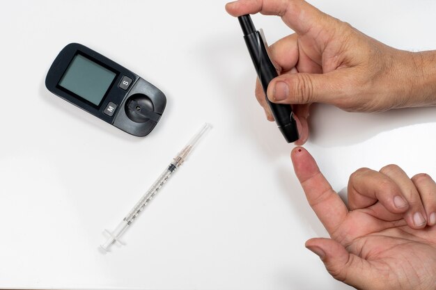 Lancetta per forare un dito durante un test della glicemia del diabete